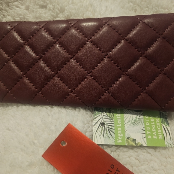 BADGLEY MISCHKA DIAMOND QUILTING COVER WALLET. NWT. RETAILS FOR $49. - Picture 2 of 4